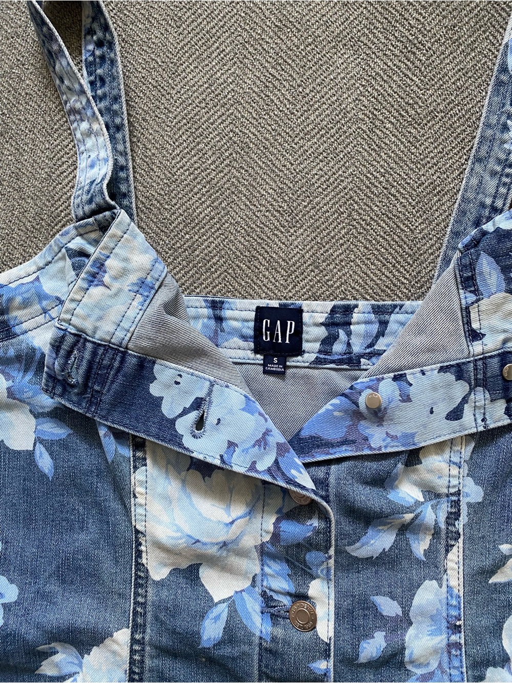 GAP Blue and White Floral Button-Front Denim Mini Dress - Picture 8 of 9